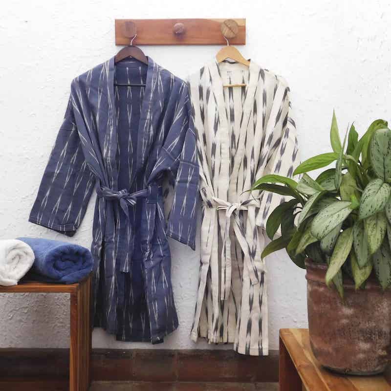 batas de baño hechas con tela 100% algodón color gris y blanco diseño ikat
