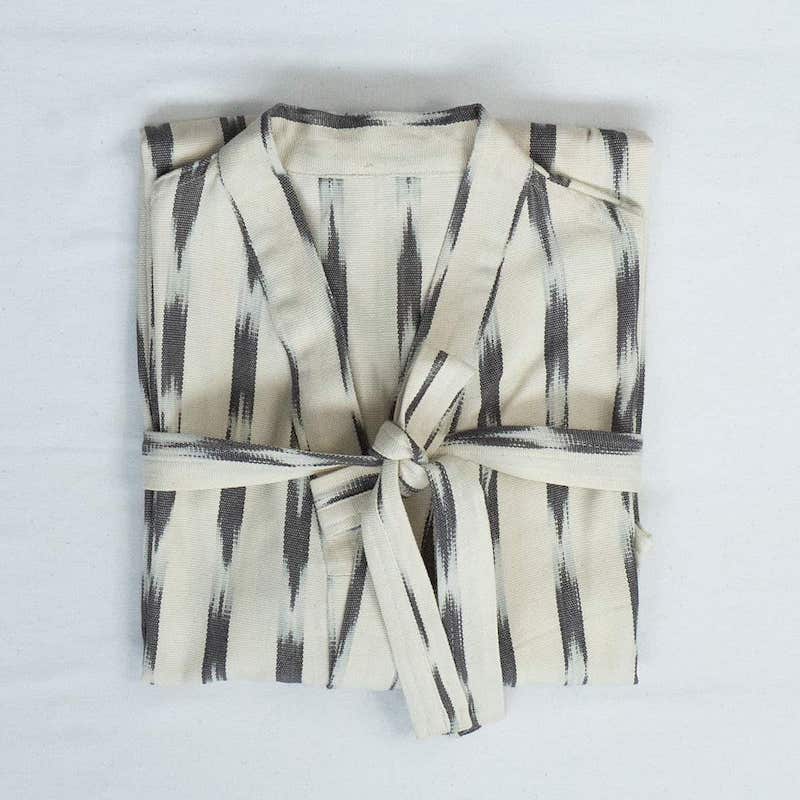 bata blanco con franjas ikat color gris