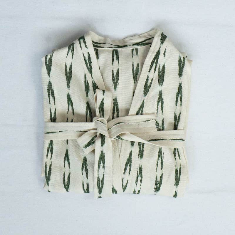 bata de baño blanca con franjas verdes hecha a mano por artesanos Guatemaltecos