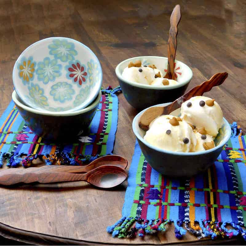 tazones pequeños de cerámica, servidos con helado