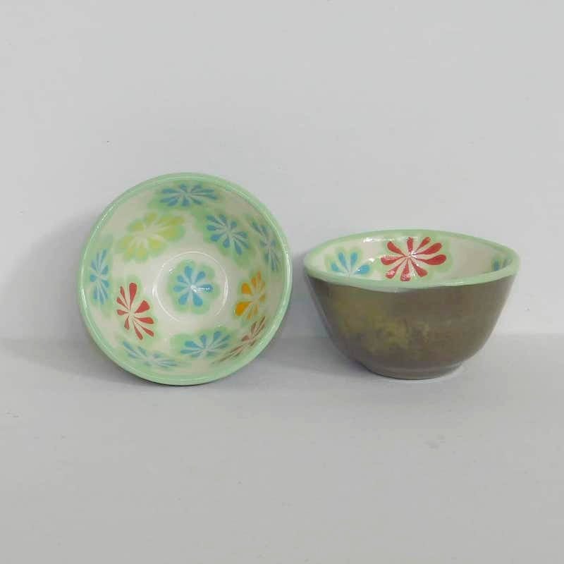 dos cuencos de cerámica con flores pintadas en tonos verdes