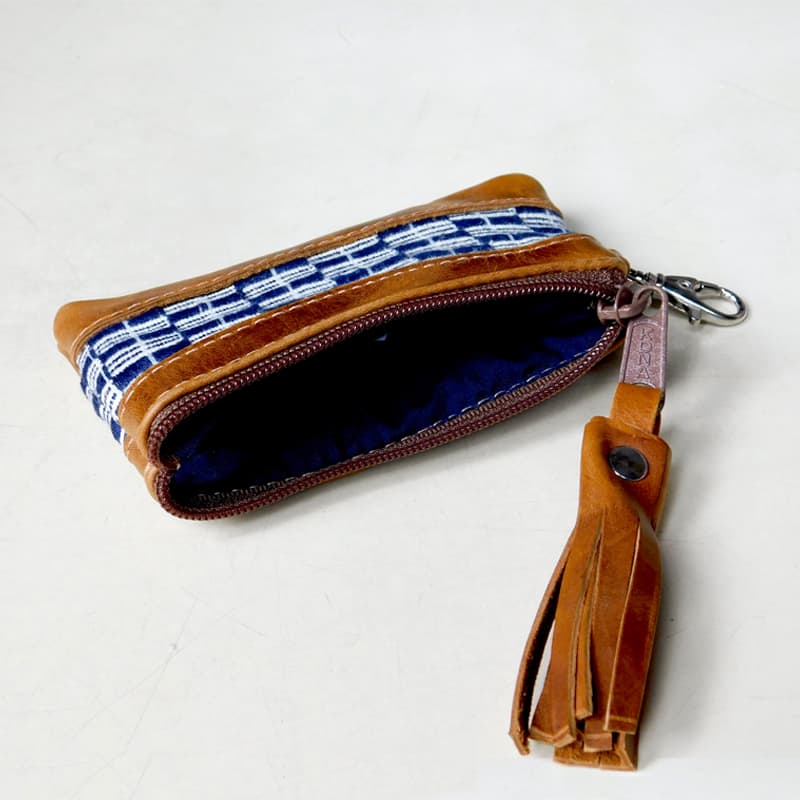monedero con borla decorativa