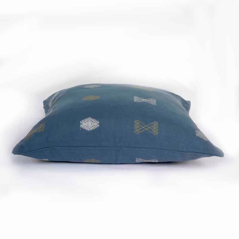 cojin decorativo artesanal en gris