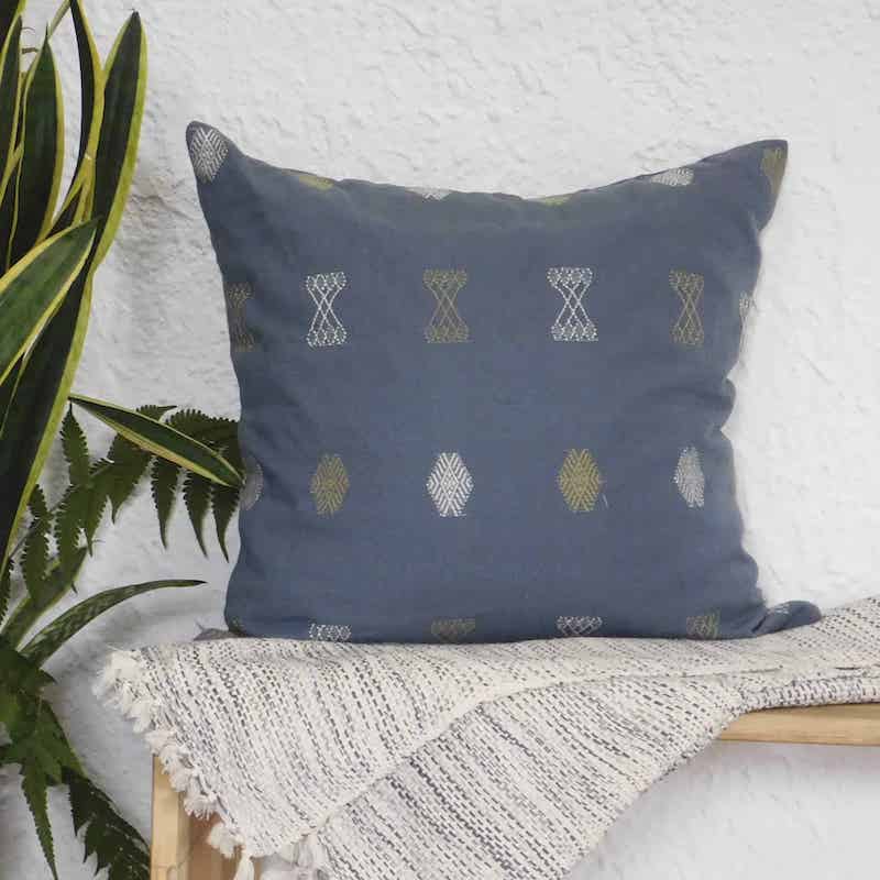 cojin decorativo color gris