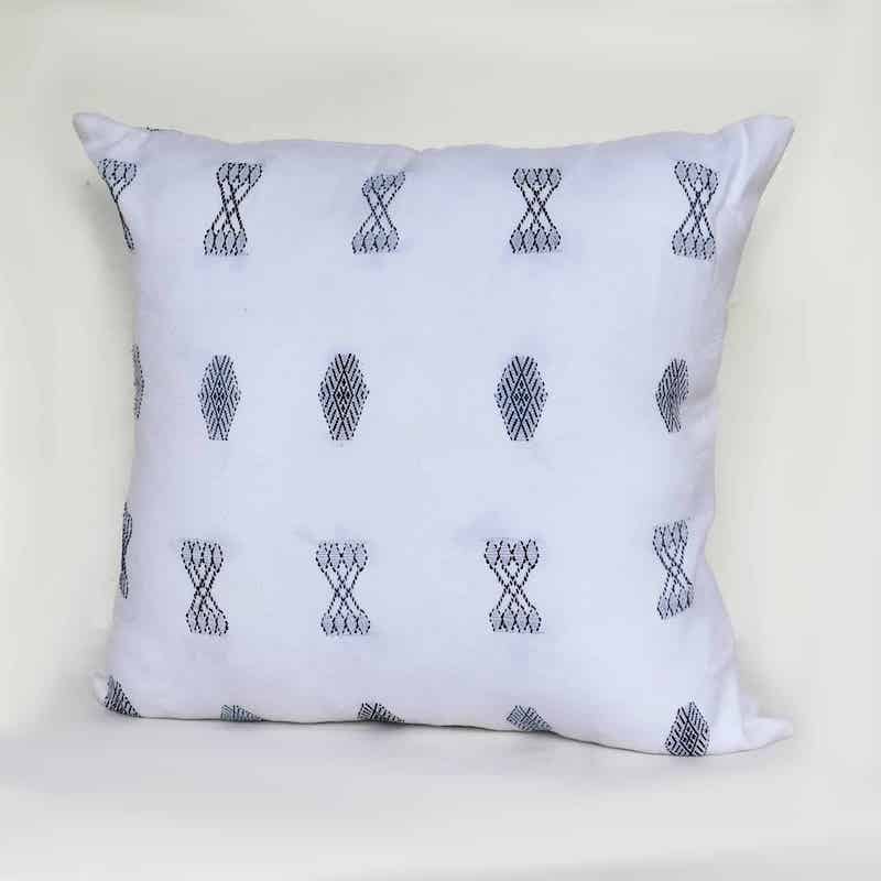 cojin artesanal de guatemala en blanco