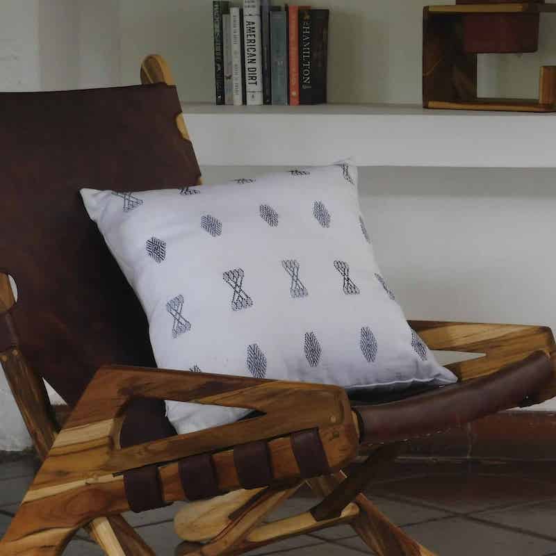 cojin decorativo color blanco