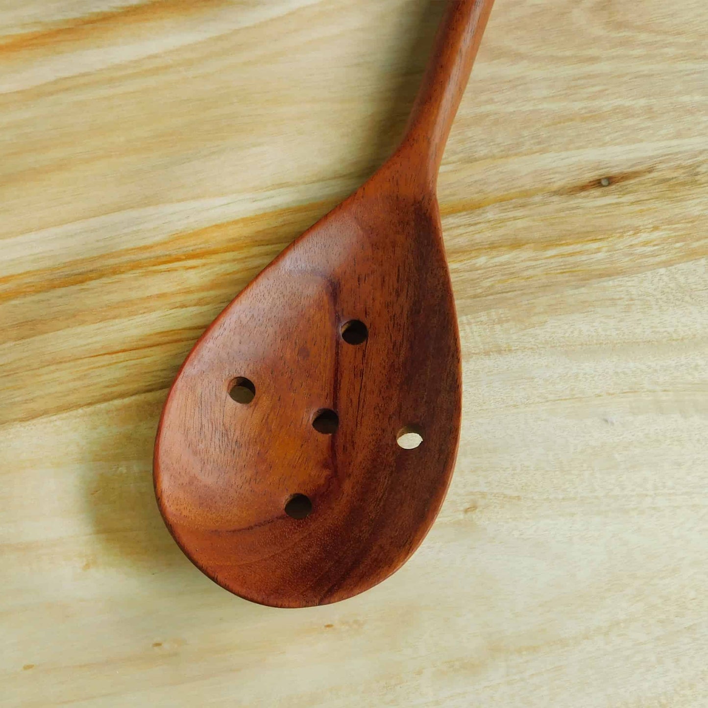 Cuchara escurridora de cedro