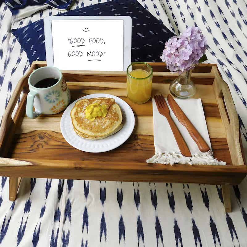 Bandeja de desayuno con patas plegables de madera con ranura para iPad y desayuno cocinado