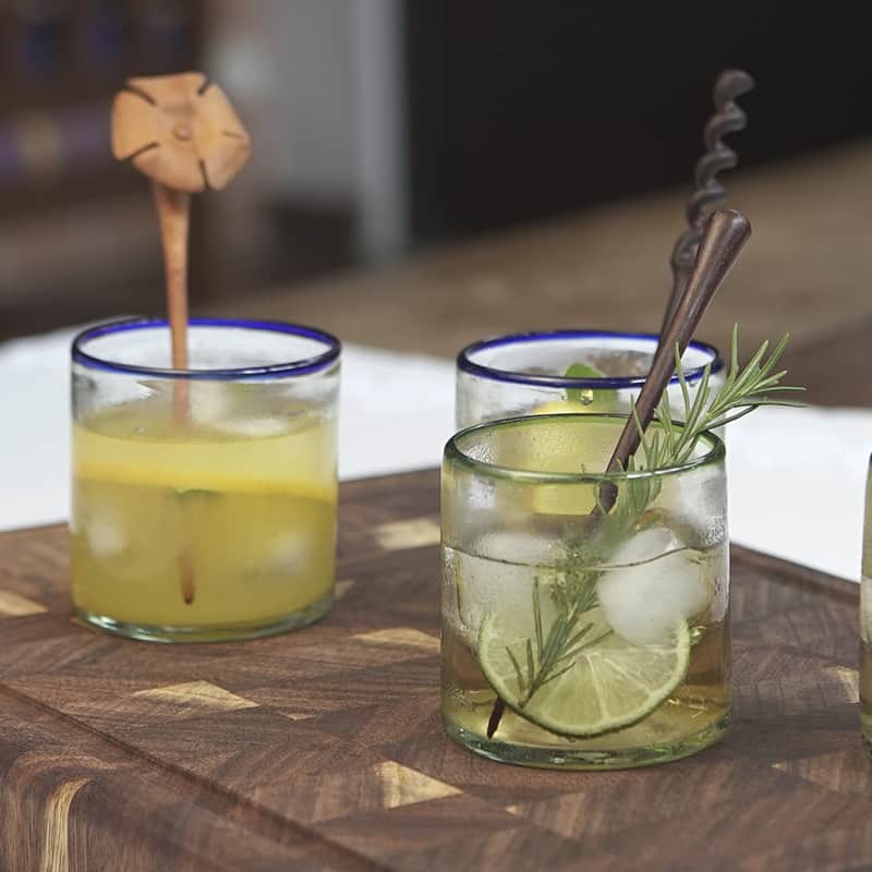 agitadores de madera decorando vasos con bebidas