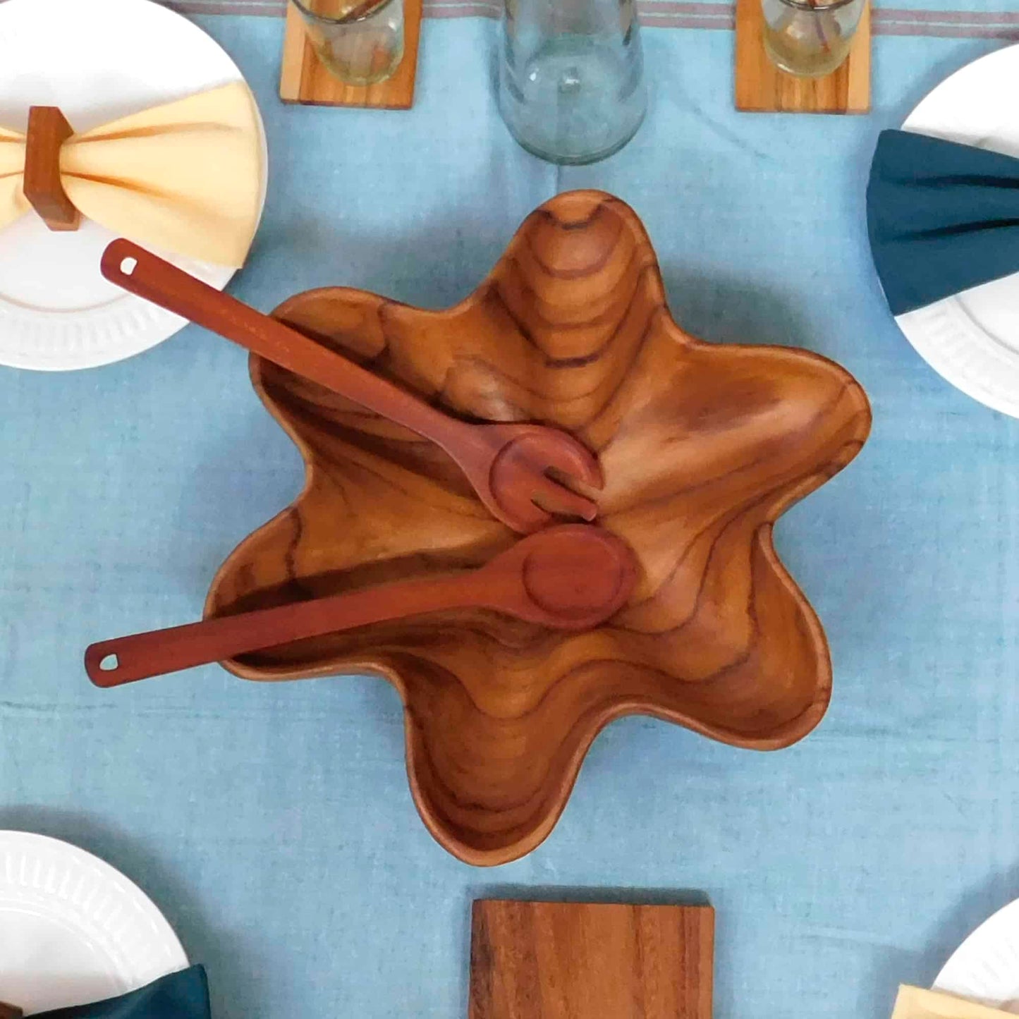 Frutero decorativo con un borde ondulado