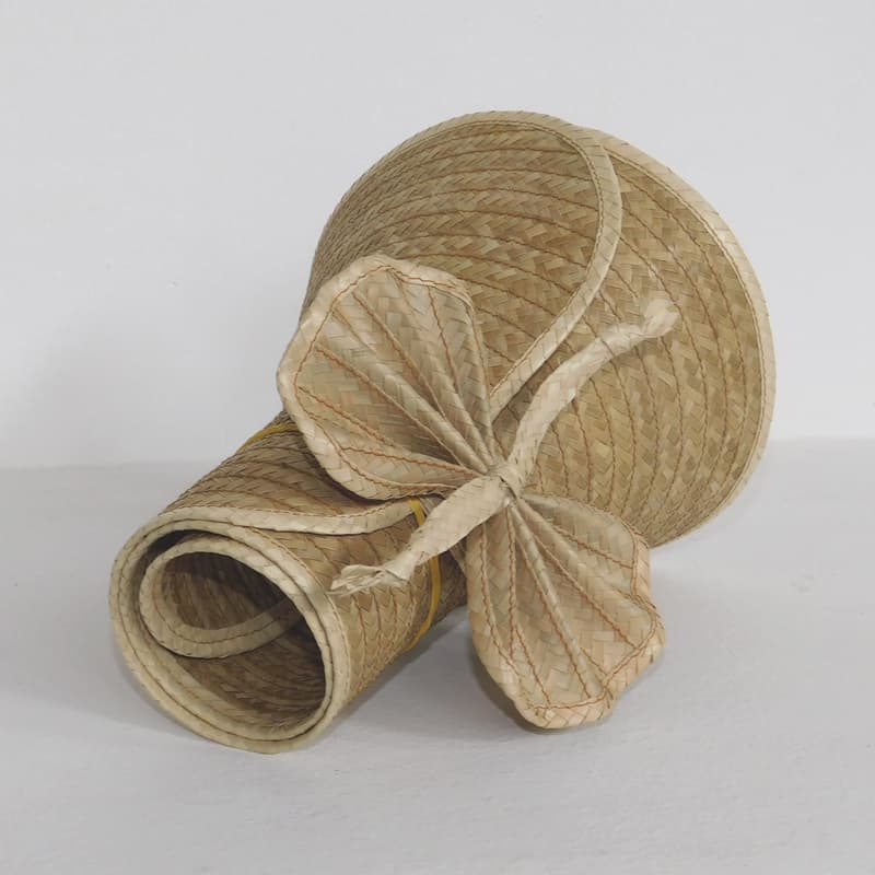 sombrero de playa hecho a mano con hojas de palma