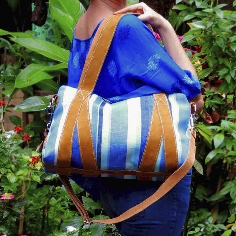 bolso viajero azul artesanal