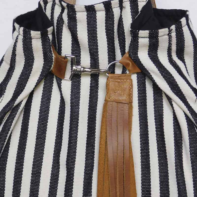 cierre de metal en una bolsa de cuero