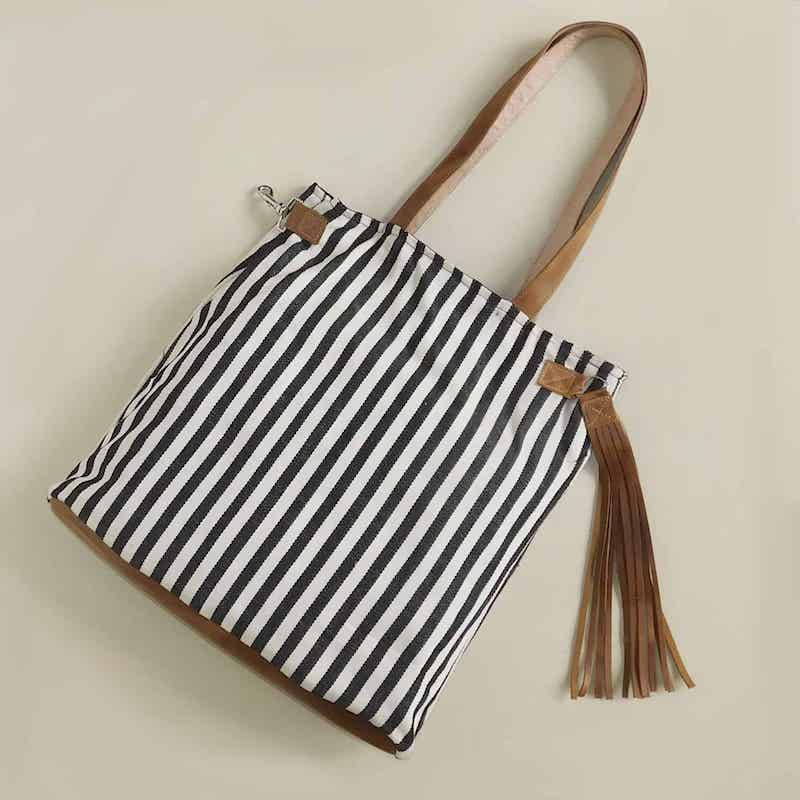 bolsa de hombro con rayas blancas y negras