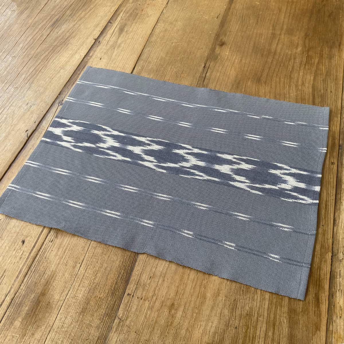 Individual ikat - Serpentina gris con franjas crudas