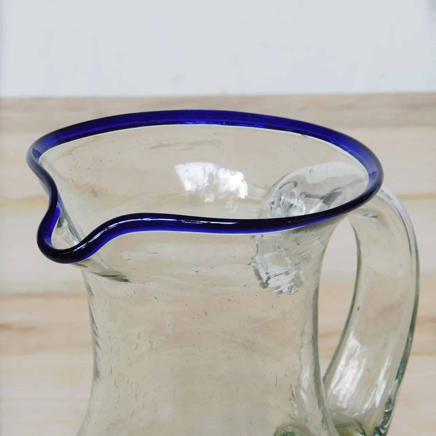 Jarra alta con orilla azul