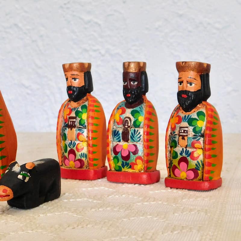 Nacimiento con figuras hincadas variedad