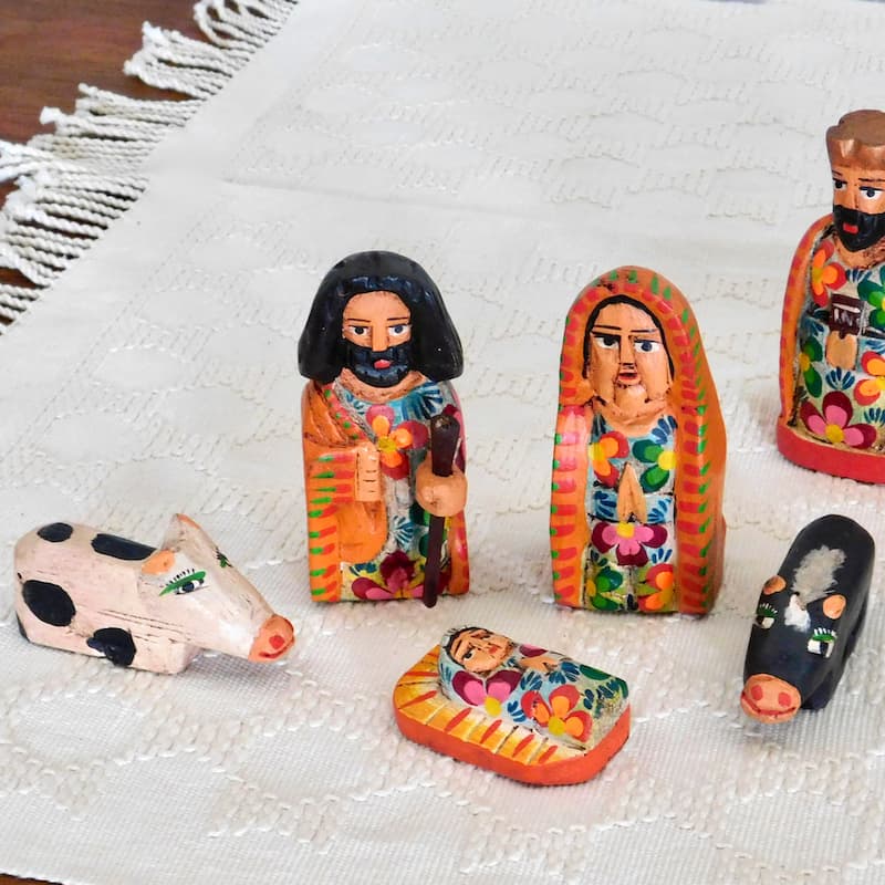 Nacimiento con figuras hincadas variedad