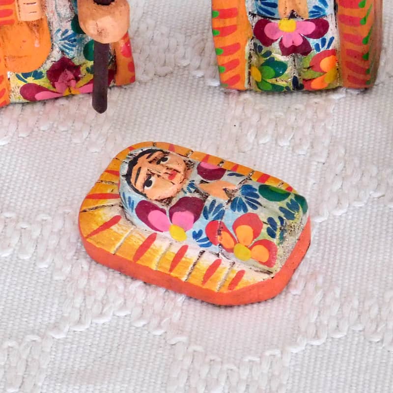 Nacimiento con figuras hincadas variedad