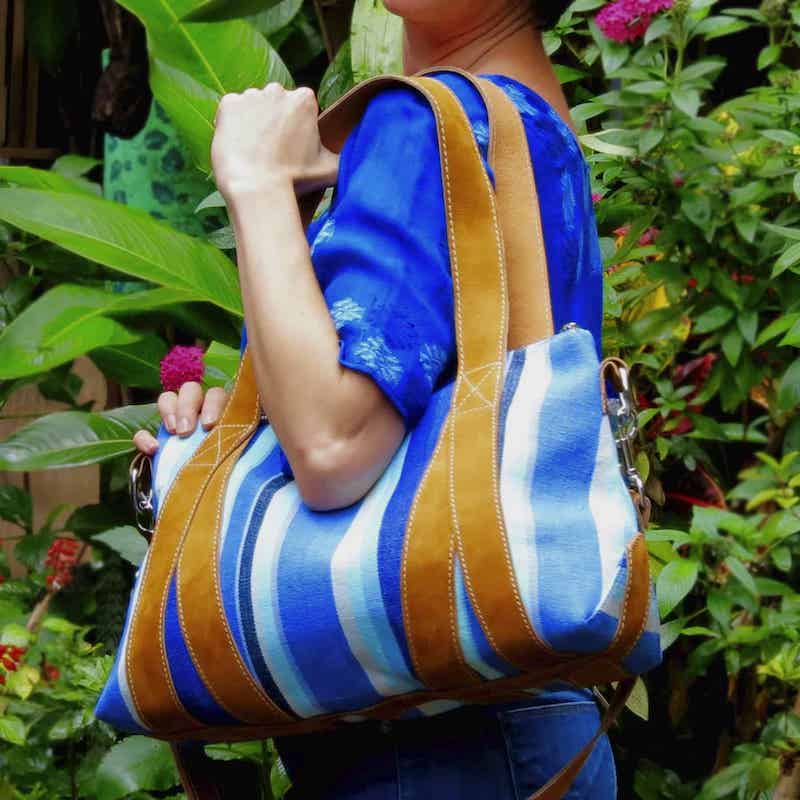 bolsa viajera de cuero y tela azul