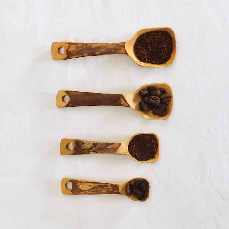 cuatro cucharas medidoras hechas a mano por artesanos Guatemaltecos