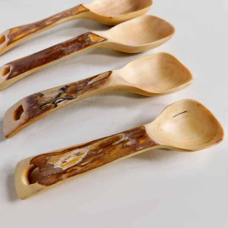 cucharas con corteza de la madera