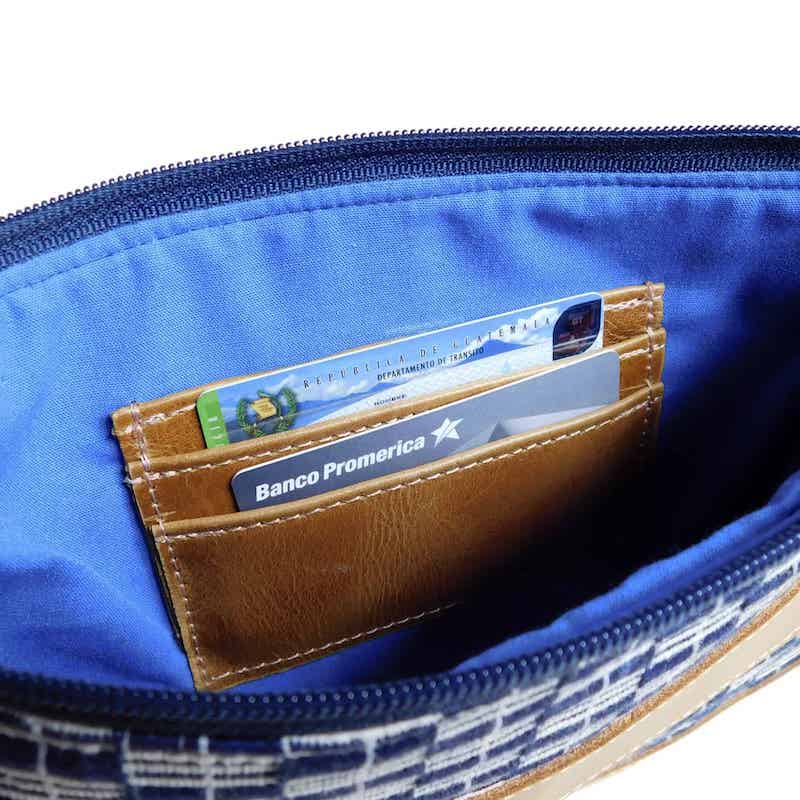 Clutch de cuero y tela con correa desmontable