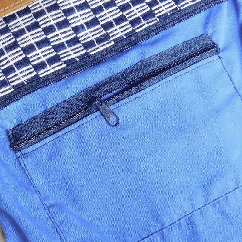 Clutch de cuero y tela con correa desmontable