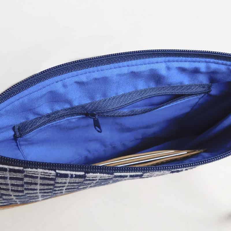 Clutch de cuero y tela con correa desmontable