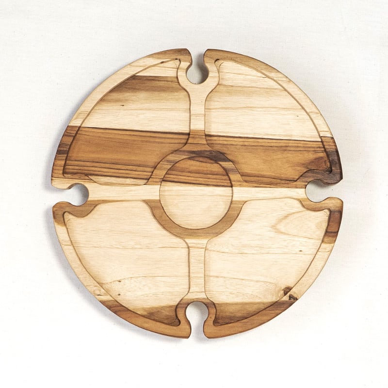 vista desde arriba de mesita portátil para boquitas y vino