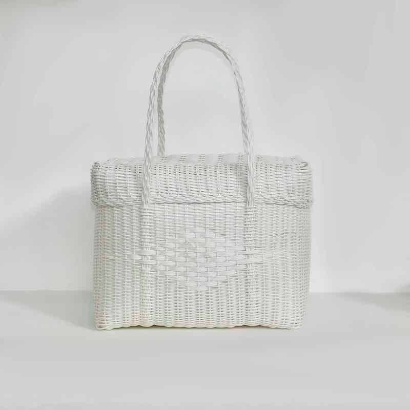 elegante canasta de picnic artesanal en blanco