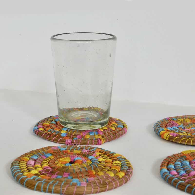 posavasos redondos hechos con agujas de pino secas he hilos de colores