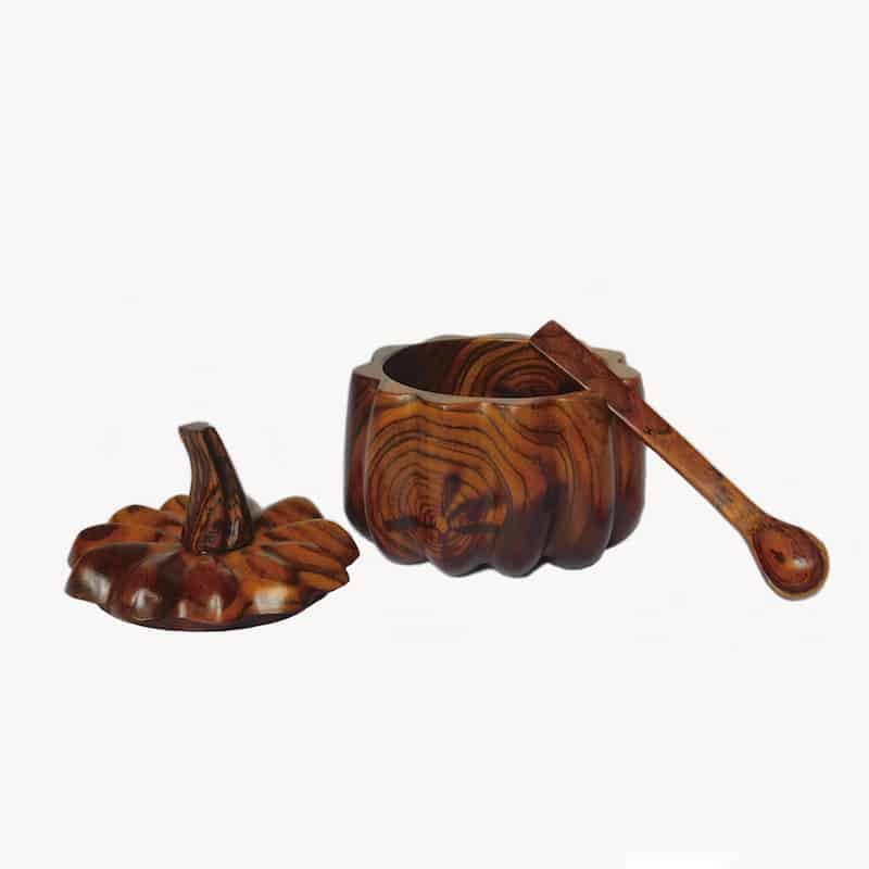 contenedor para sal, azúcar o especias tallado en madera granadilla con forma de calabaza