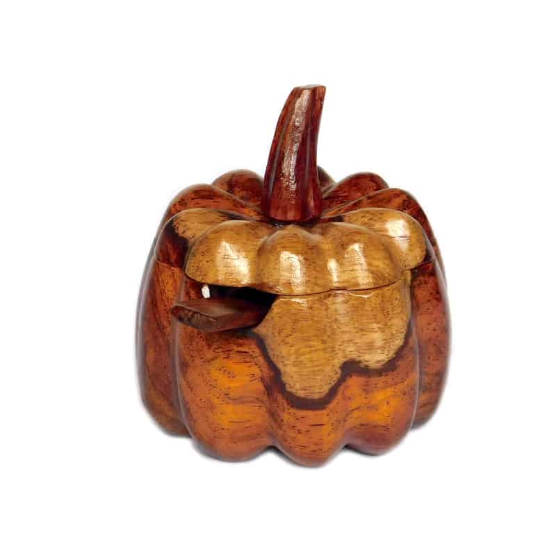 calabaza tallada en madera para pasar sal o azúcar a la mesa