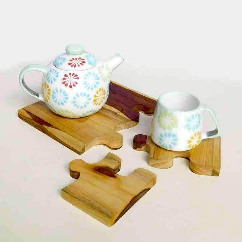 tabla en forma de rompecabezas hecha de madera teca