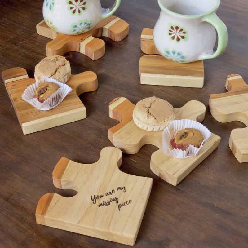 piezas de rompecabezas con frases grabadas utilizados como posavasos y para boquitas