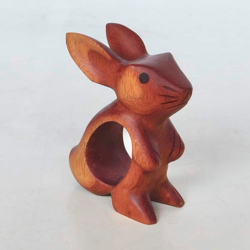 conejo tallado en madera 