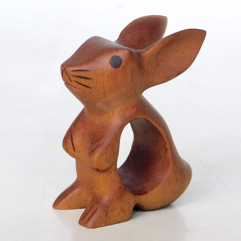 servilletero de madera tallado en forma de conejo