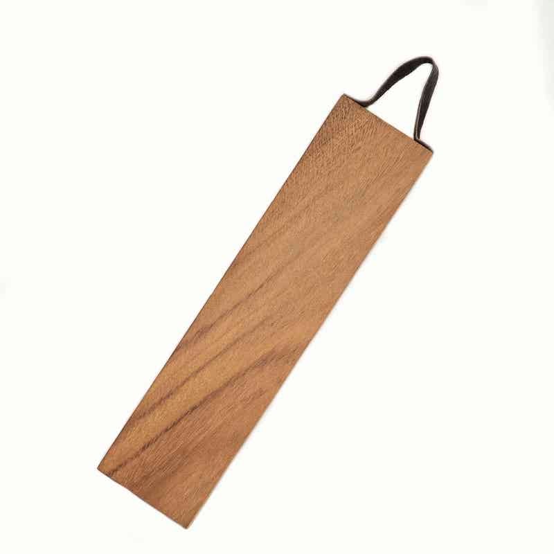 tabla larga de madera para servir con asa de cuero