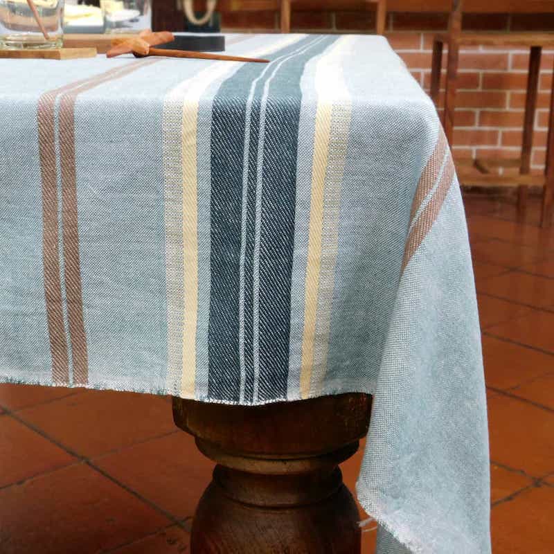 esquina de mesa con mantel tejido a mano