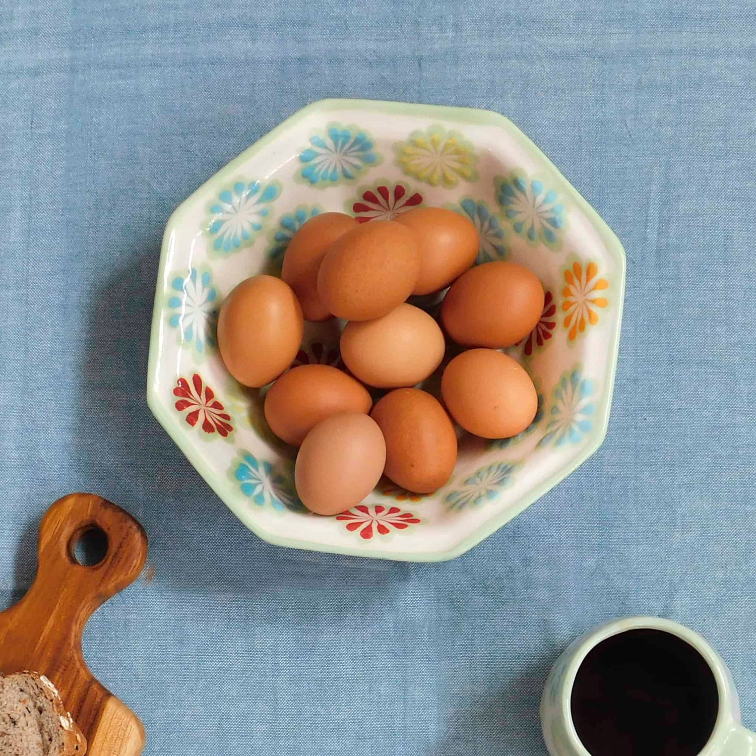 tazón de cerámica con diseño de flores con huevos en su interior