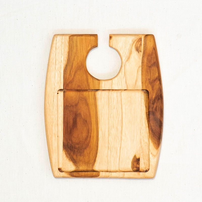 bandeja de madera para portar copa de vino y  boquitas