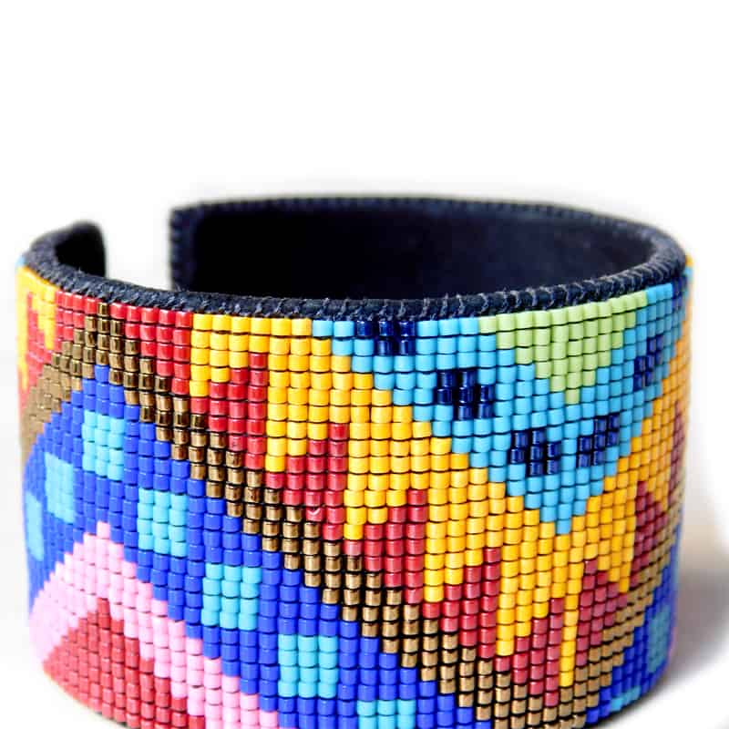 pulsera de cuero y mostacillas de cristal