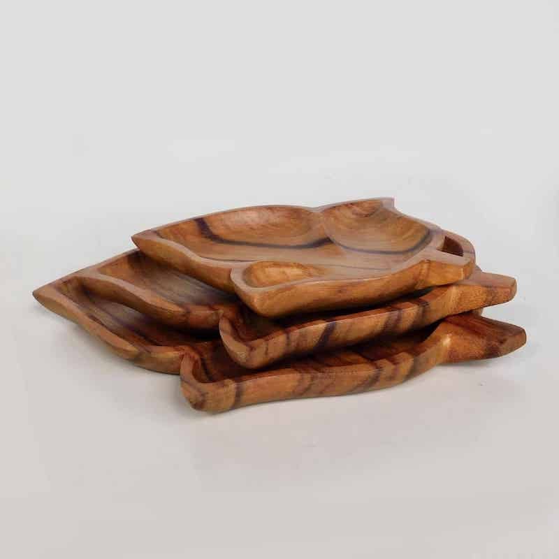 tres bandejas de madera en forma de hoja