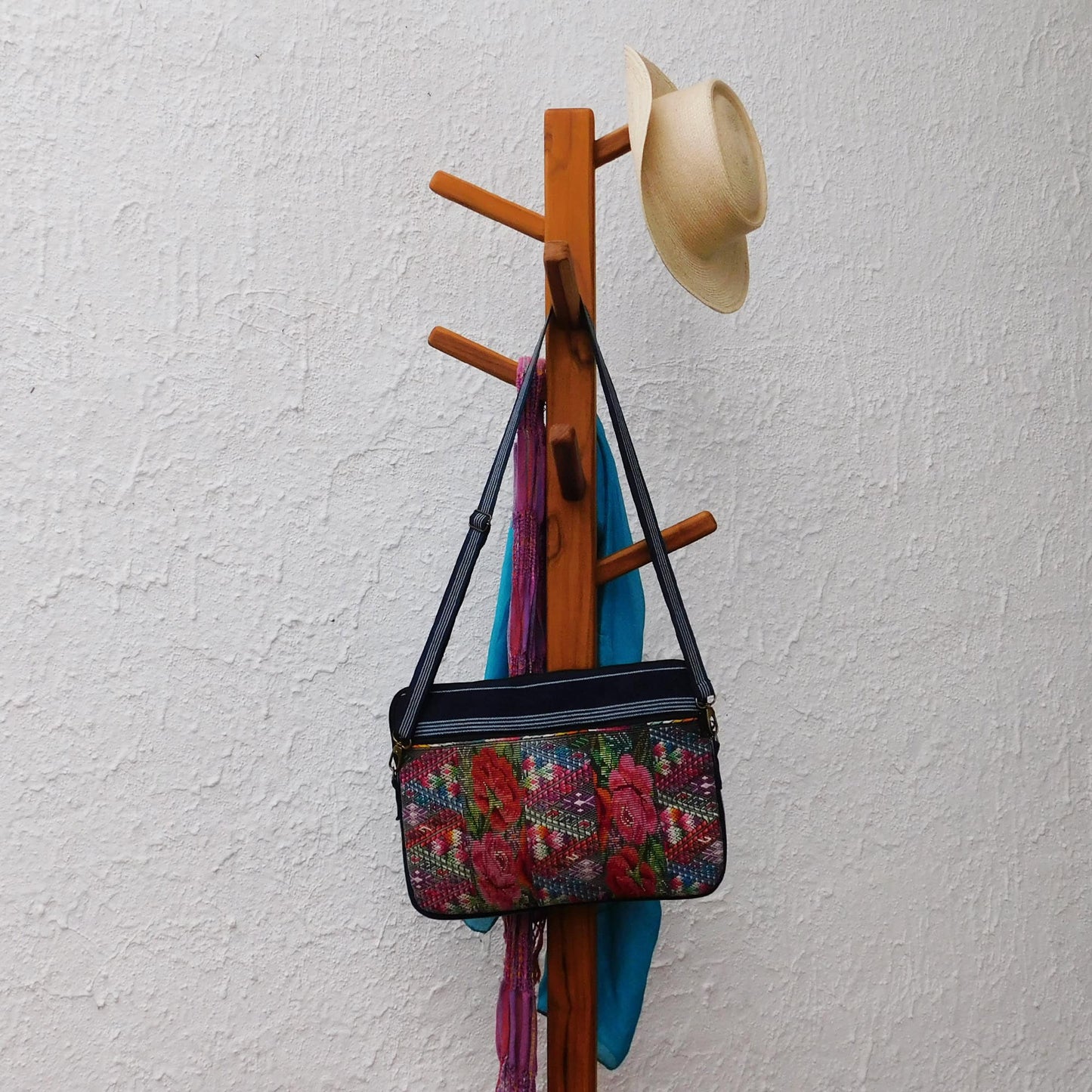 Perchero pedestal con 8 bolillos