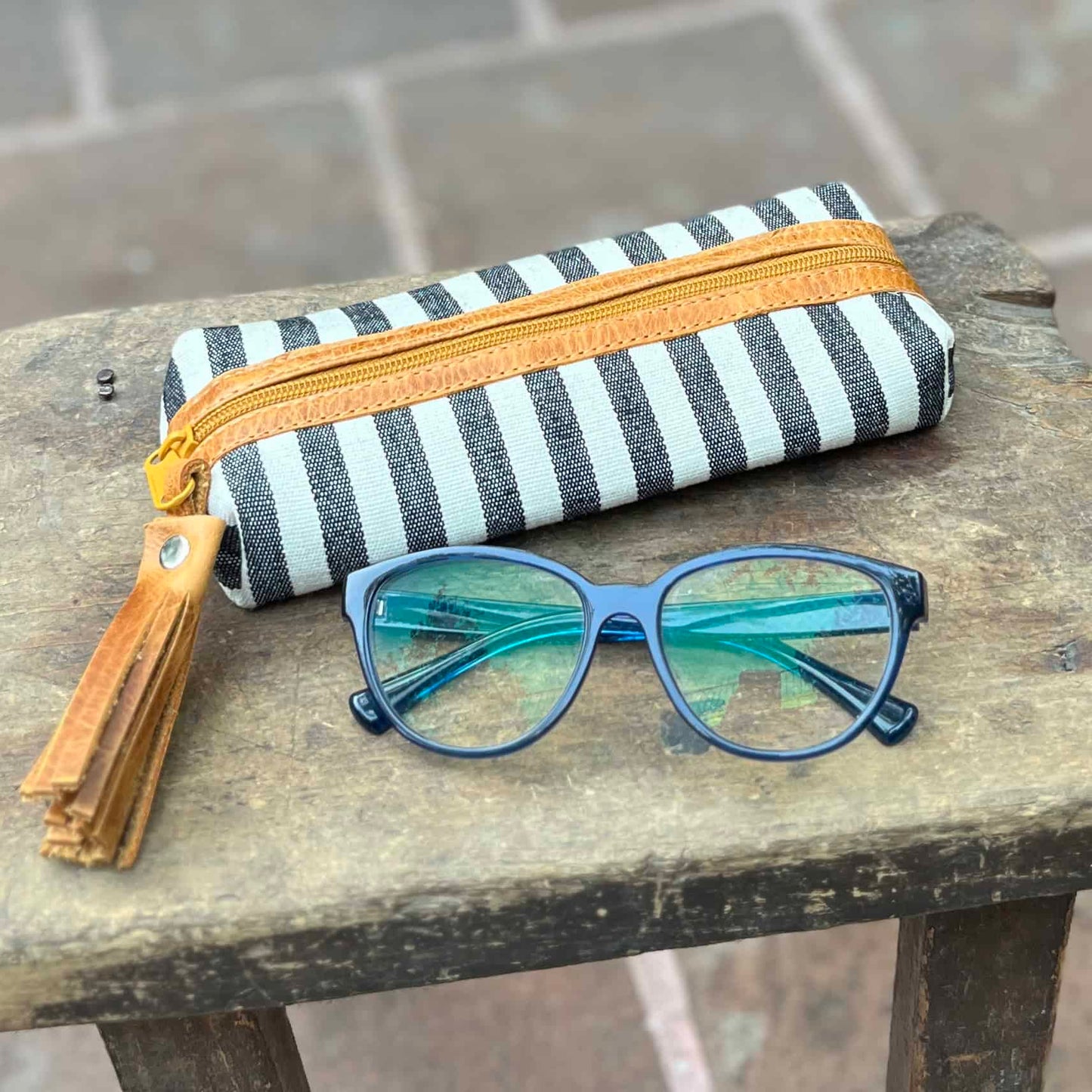 Estuche para lápices o lentes - Franjas color blanco y negro