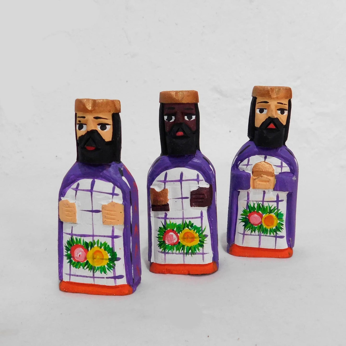 Nacimiento con figuras hincadas variedad