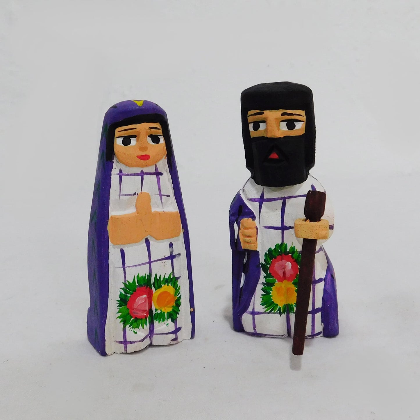 Nacimiento con figuras hincadas variedad