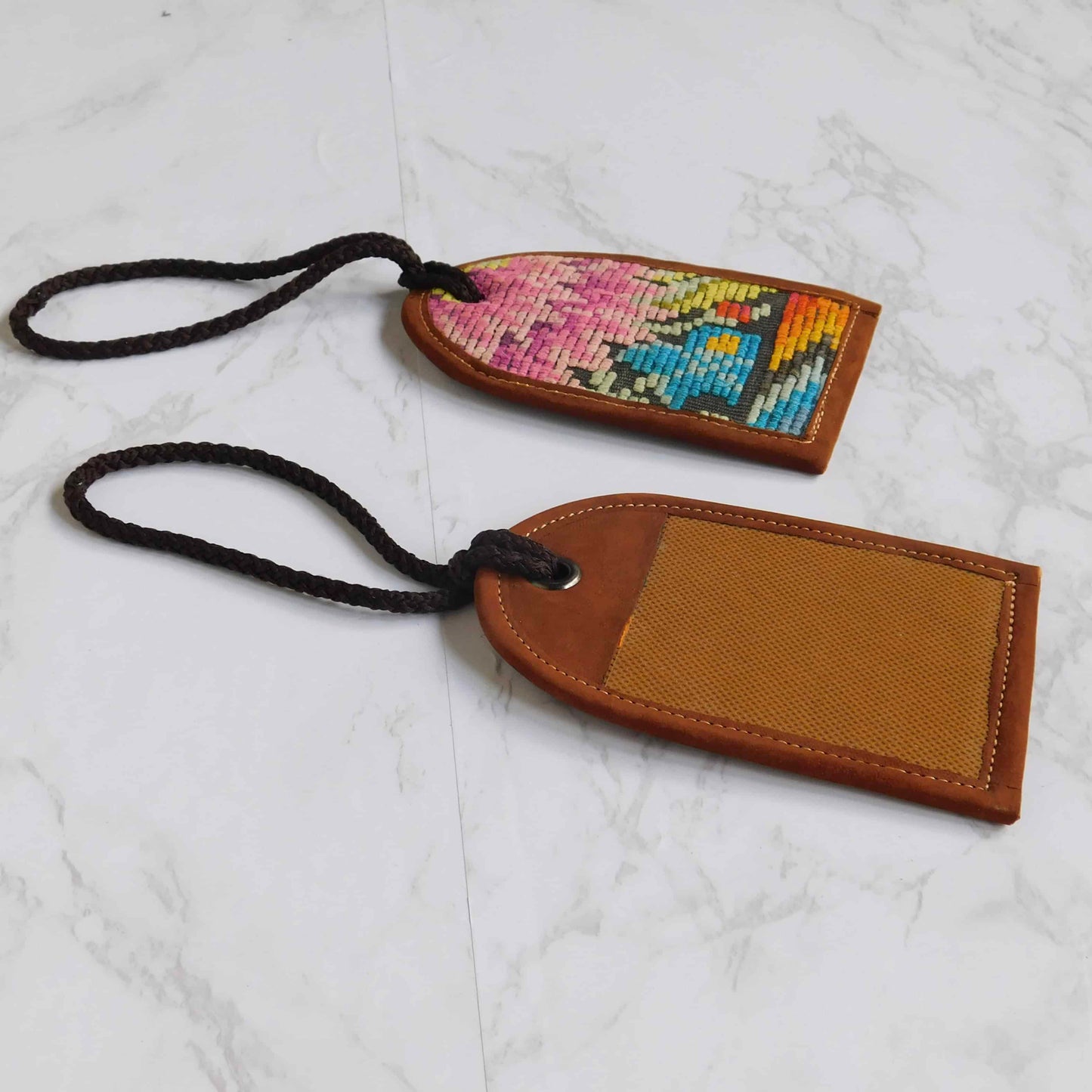Identificador de maleta con cuero y huipiles variados