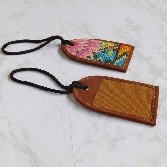 Identificador de maleta con cuero y huipiles variados